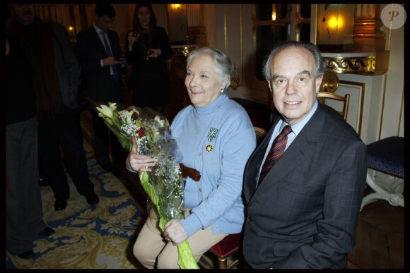 Claude Gensac a été faite chevalier dans L'Ordre des Arts et des Lettres par Frédéric Mitterand. Le 1er février 2012.