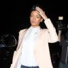 Rihanna quitte le restaurant Giorgio Baldi à Santa Monica, habillée d'un blazer nude à revers en satin Stella McCartney, d'une chemise blanche, d'un jean slim et de sandales Manolo Blahnik. La chanteuse tient un porte-monnaie Goyard à la main. Le 28 août 2013.