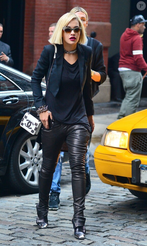 Rita Ora, surprise dans le quartier de SoHo à New York, porte un look all black everything avec un pantalon en cuir Balmain, un petit sac Chanel de la collection automne-hiver 2013 et des souliers 'Anita' par Christian Louboutin. Le 28 août 2013.