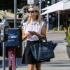 Reese Witherspoon, stylée en chemise blanche, jupe noire et sac Céline sous le soleil de Los Angeles, le 26 août 2013.