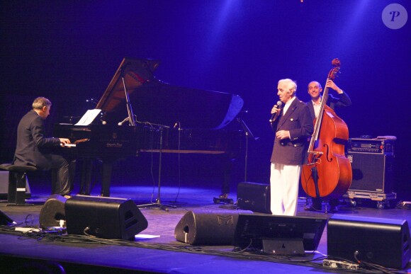 Festival Charles Trenet à Narbonne. Charles Aznavour su scène. Mai 2013.