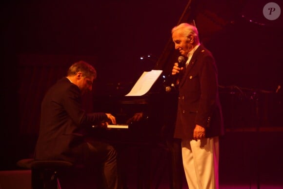 Festival Charles Trenet à Narbonne. Charles Aznavour a chanté quelques chansons du répertoire du chanteur disparu. Mai 2013.