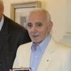 Charles Aznavour a reçu la médaille de citoyen d'honneur de Marseille par Jean-Claude Gaudin, maire de la ville. Le 21 juin 2013.