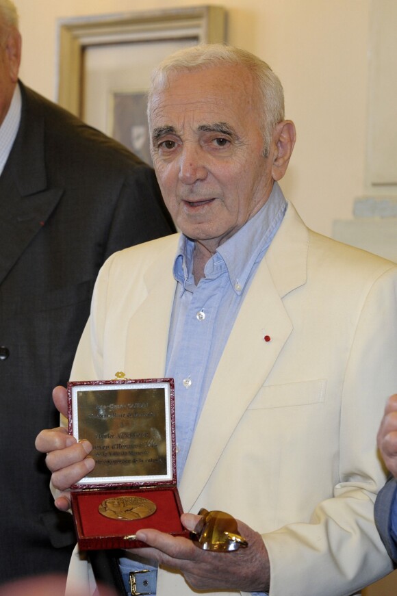 Charles Aznavour a reçu la médaille de citoyen d'honneur de Marseille par Jean-Claude Gaudin, maire de la ville. Le 21 juin 2013.