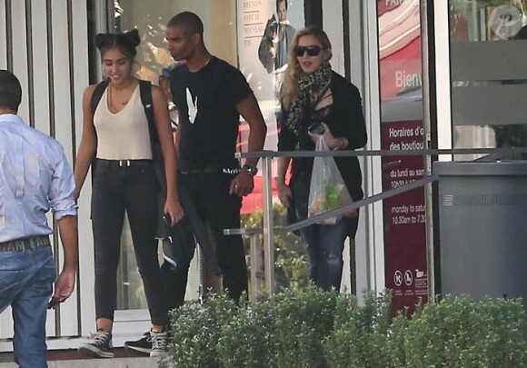 Exclusif : Madonna, son boyfriend le danseur Brahim Zaibat, et Lourdes, sa fille, quittant le palais des Congrès où la star a assiste aux répétitions du show musical événement "Robin des Bois", le 30 août 2013.