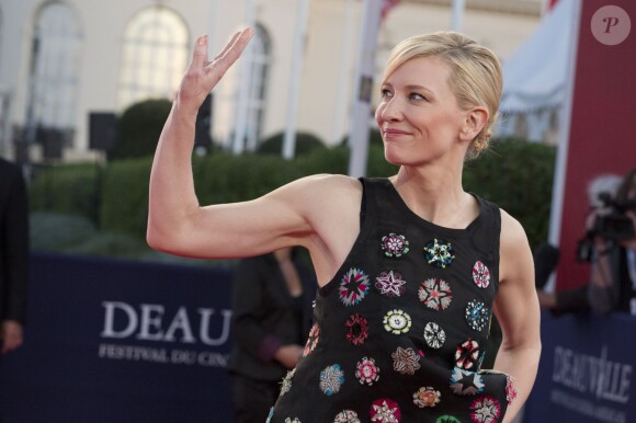 Cate Blanchett salue les spectateurs lors de la première du film "Blue Jasmine" et Hommage à Cate Blanchett au 39e Festival du cinéma américain de Deauville, le 31 août 2013.