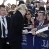 Cate Blanchett signe des autographes à l'inauguration sur les planches de Deauville, le 31 août 2013.