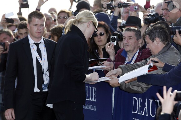 Cate Blanchett signe des autographes à l'inauguration sur les planches de Deauville, le 31 août 2013.