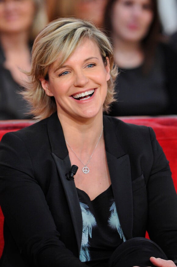 Céline Géraud sur le plateau de l'émission "Vivement Dimanche", à Paris, le 16 décembre 2012.