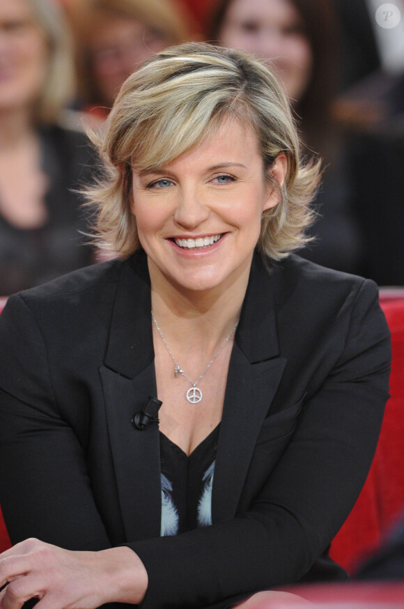 La sympathique Céline Géraud sur le plateau de l'émission "Vivement Dimanche", à Paris, le 16 décembre 2012.
