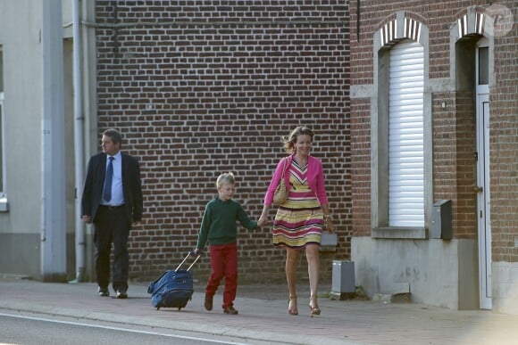 La reine Mathilde de Belgique a déposé son fils le prince Emmanuel à l'Institut Eureka de Kessel-Lo pour sa rentrée des classes le 2 septembre 2013
