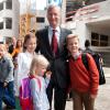 Le roi Philippe de Belgique accompagnait le 2 septembre 2013 ses enfants Elisabeth (secondaire), Gabriel (primaire) et Eléonore (maternelle) au Collège Sint-Jan-Berchmans de Bruxelles pour leur rentrée des classes.