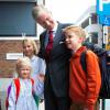 Le roi Philippe de Belgique accompagnait le 2 septembre 2013 ses enfants Elisabeth (secondaire), Gabriel (primaire) et Eléonore (maternelle) au Collège Sint-Jan-Berchmans de Bruxelles pour leur rentrée des classes.