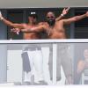 Shemar Moore et un ami s'amusent sur le balcon de leur chambre d'hôtel. Miami, le 31 août 2013.