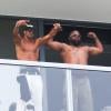 Shemar Moore et un ami s'amusent sur le balcon de leur chambre d'hôtel. Miami, le 31 août 2013.