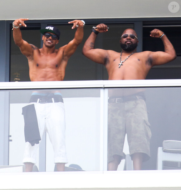 Shemar Moore et un ami s'amusent sur le balcon de leur chambre d'hôtel. Miami, le 31 août 2013.