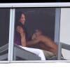 Shemar Moore et sa nouvelle conquête s'éclatent sur le balcon d'une chambre d'hôtel à Miami. Le 30 août 2013.