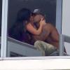 Shemar Moore embrasse langoureusement une femme sur le balcon de sa chambre d'hôtel à Miami. Le 30 août 2013.