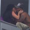 Shemar Moore embrasse langoureusement une femme sur le balcon de sa chambre d'hôtel à Miami. Le 30 août 2013.