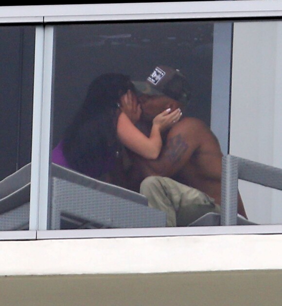 Shemar Moore embrasse langoureusement une femme sur le balcon de sa chambre d'hôtel à Miami. Le 30 août 2013.