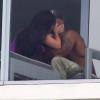 Shemar Moore embrasse langoureusement une femme sur le balcon de sa chambre d'hôtel à Miami. Le 30 août 2013.