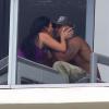 Shemar Moore embrasse langoureusement une femme sur le balcon de sa chambre d'hôtel à Miami. Le 30 août 2013.