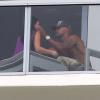 Shemar Moore embrasse langoureusement une femme sur le balcon de sa chambre d'hôtel à Miami. Le 30 août 2013.