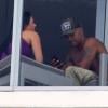 Shemar Moore et sa nouvelle conquête s'éclatent sur le balcon d'une chambre d'hôtel à Miami. Le 30 août 2013.