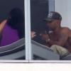 Shemar Moore et sa nouvelle conquête s'éclatent sur le balcon d'une chambre d'hôtel à Miami. Le 30 août 2013.