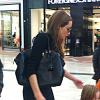 Angelina Jolie le 2 septembre 2013 en séance shopping avec ses enfants. Il s'agirait de Knox, 5 ans, et de Zahara (floue), 8 ans et demi