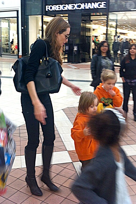 Angelina Jolie le 2 septembre 2013 en séance shopping avec ses enfants. Il s'agirait de Knox, 5 ans, et de Zahara (floue), 8 ans et demi