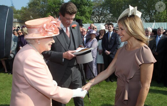 La reine Elizabeth II et Katie Couric à Buckingham Palace, le 22 mai 2012.