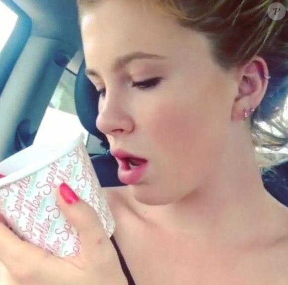 Ireland Baldwin galoche son pot de glace dans une vidéo curieuse et gênante postée sur son profil Instagram, le 2 septembre 2013.