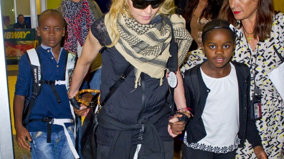 Madonna, fatiguée, et ses quatre enfants : Retour à la maison sous les flashs