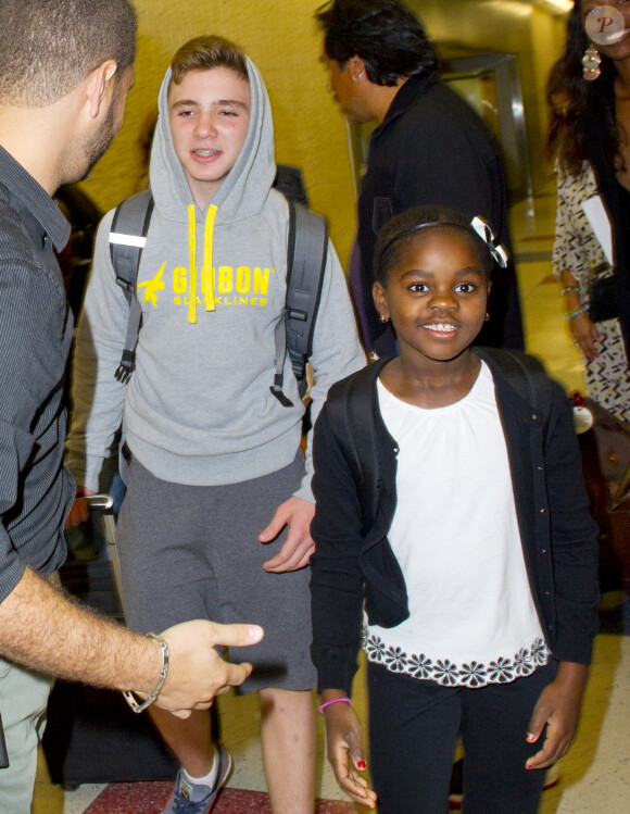 Madonna et ses enfants (ici Rocco et Mercy) à l'aéroport de New York, le 3 septembre 2013. La star et sa tribu arrivent de Londres où elles ont passé quelques jours avec Brahim Zaibat.