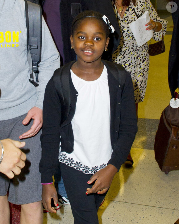 Madonna et ses enfants (ici l'adorable Mercy) à l'aéroport de New York, le 3 septembre 2013. La star et sa tribu arrivent de Londres où elles ont passé quelques jours avec Brahim Zaibat.