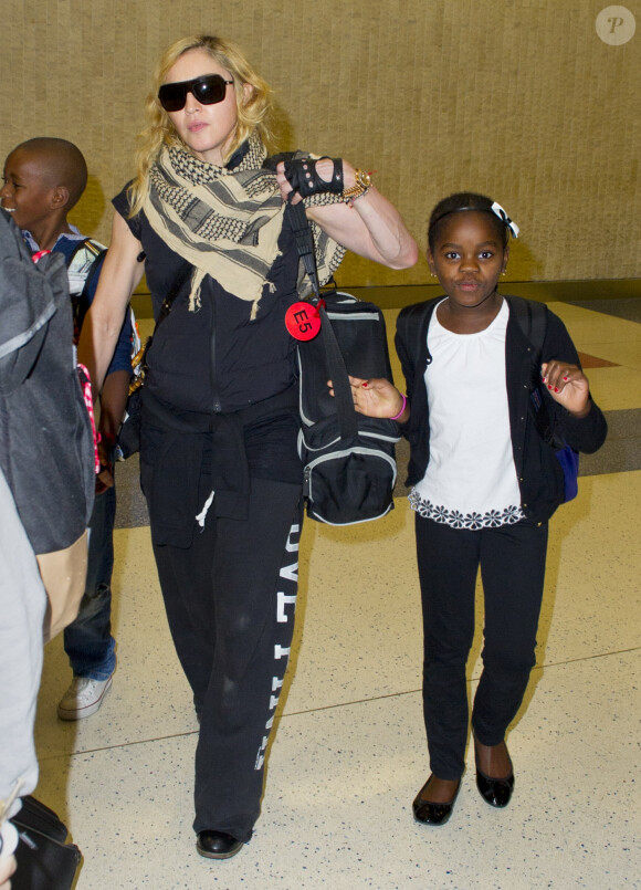 Madonna et ses enfants (ici David et Mercy) à l'aéroport de New York, le 3 septembre 2013. La star et sa tribu arrivent de Londres où elles ont passé quelques jours avec Brahim Zaibat.