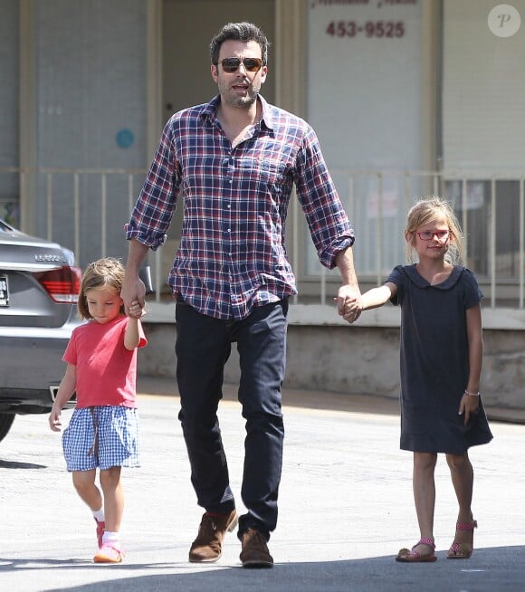Ben Affleck se promène avec ses filles Seraphina et Violet avant d'aller rejoindre Jennifer Garner et Samuel au Parc à Pacific Palisades pour célébrer le Labor Day, le 2 septembre 2013. 