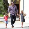 Ben Affleck se promène avec ses filles Seraphina et Violet avant d'aller rejoindre Jennifer Garner et Samuel au Parc à Pacific Palisades pour célébrer le Labor Day, le 2 septembre 2013. 