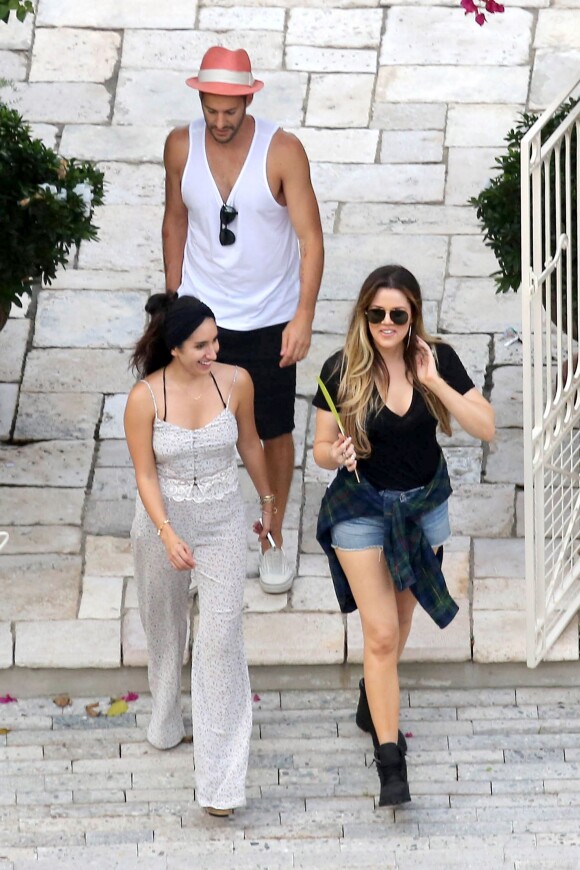 Khloé Kardashian et des amis quittent la villa de Katy Perry après une fête pour le Labor Day. Los Angeles, le 2 septembre 2013.