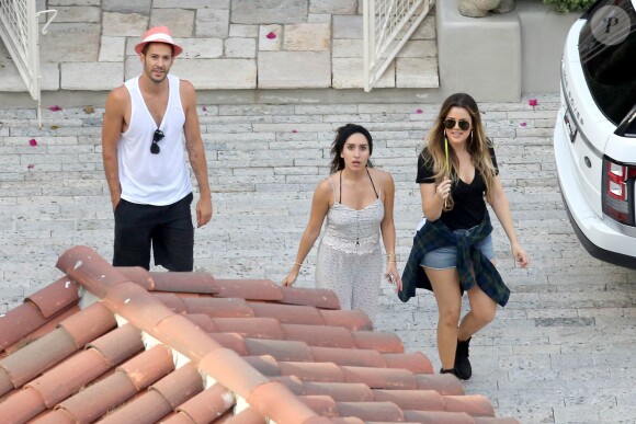 Khloé Kardashian et des amis quittent la villa de Katy Perry après une fête pour le Labor Day. Los Angeles, le 2 septembre 2013.