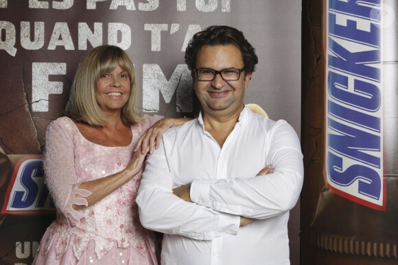 Chantal Goya prend la pause avec Cyril Attias, Fondateur de l'agence en charge du lancement , lors de la soirée Snickers.
