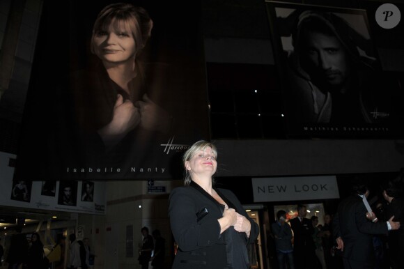 Isabelle Nanty, marraine de l'événement, a découvert avec bonheur son portrait géant lors de l'inauguration de l'expo photo Stars parmi les stars organisée par le Studio Harcourt et le Forum des Halles au profit de l'association Les Toiles Enchantées, le 19 septembre 2013 à Paris.