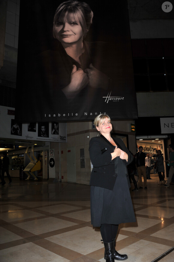 Isabelle Nanty, marraine de l'événement, a découvert avec bonheur son portrait géant lors de l'inauguration de l'expo photo Stars parmi les stars organisée par le Studio Harcourt et le Forum des Halles au profit de l'association Les Toiles Enchantées, le 19 septembre 2013 à Paris.