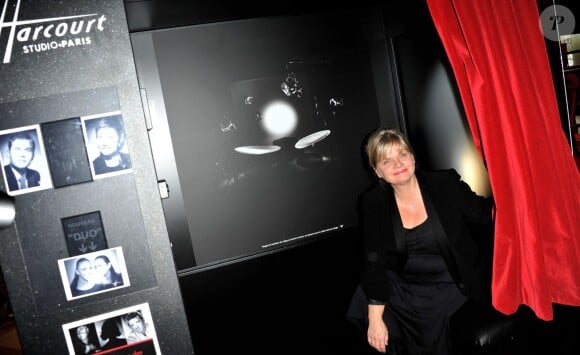 Isabelle Nanty lors de l'inauguration de l'expo photo Stars parmi les stars organisée par le Studio Harcourt et le Forum des Halles au profit de l'association Les Toiles Enchantées, le 19 septembre 2013 à Paris.