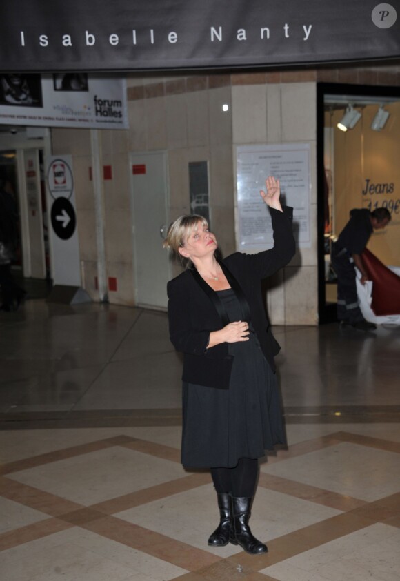 Isabelle Nanty lors de l'inauguration de l'expo photo Stars parmi les stars organisée par le Studio Harcourt et le Forum des Halles au profit de l'association Les Toiles Enchantées, le 19 septembre 2013 à Paris.