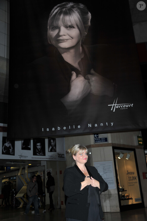 Isabelle Nanty lors de l'inauguration de l'expo photo Stars parmi les stars organisée par le Studio Harcourt et le Forum des Halles au profit de l'association Les Toiles Enchantées, le 19 septembre 2013 à Paris.