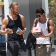 David Guetta et sa femme Cathy rencontrent Said Taghmaoui a la sortie de leur cours de gym a Los Angeles. Ils lui offrent un casque audio. Le 20 mai 2013  David Guetta and his wife Cathy meet with Said Taghmaoui and offer him a pair of their new headphones outside a private gym in Los Angeles, California on May 20, 2013.20/05/2013 - LOS ANGELES