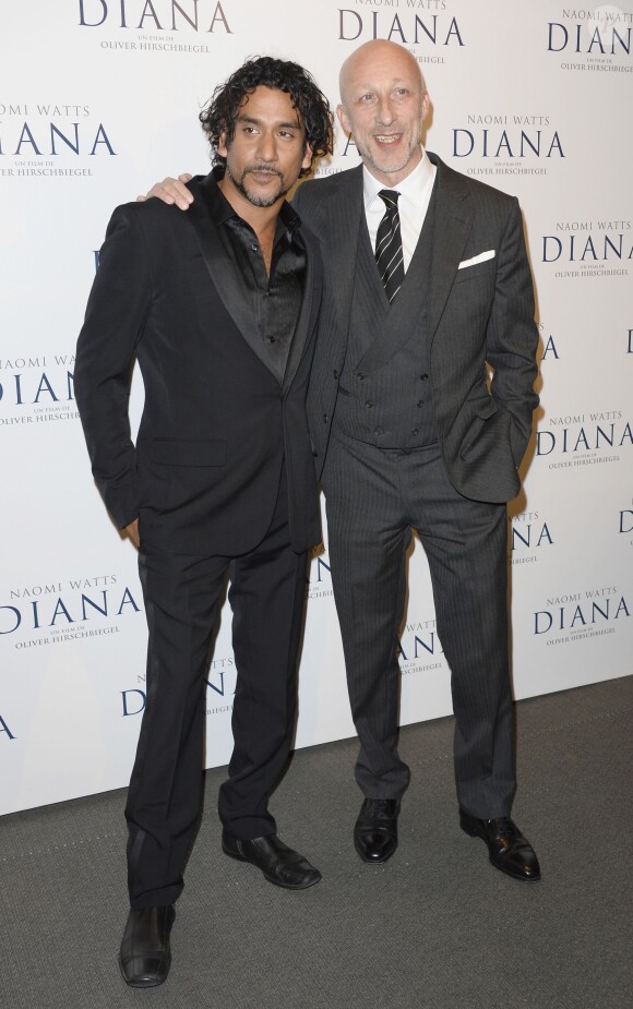 Naveen Andrews et Oliver Hirschbiegel à Paris le 6 septembre 2013 lors de la présentation de Diana à l'UGC Normandie sur les Champs-Elysées.