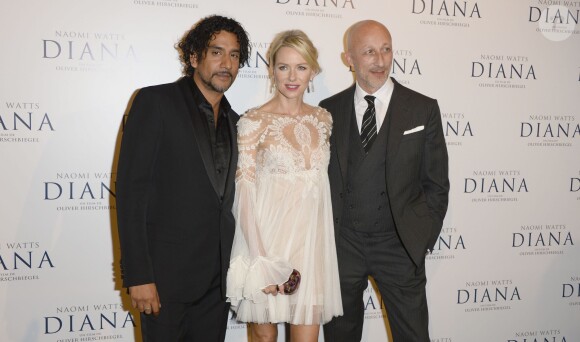 Naomi Watts entourée de Naveen Andrews et Oliver Hirschbiegel à Paris le 6 septembre 2013 lors de la présentation de Diana à l'UGC Normandie sur les Champs-Elysées.